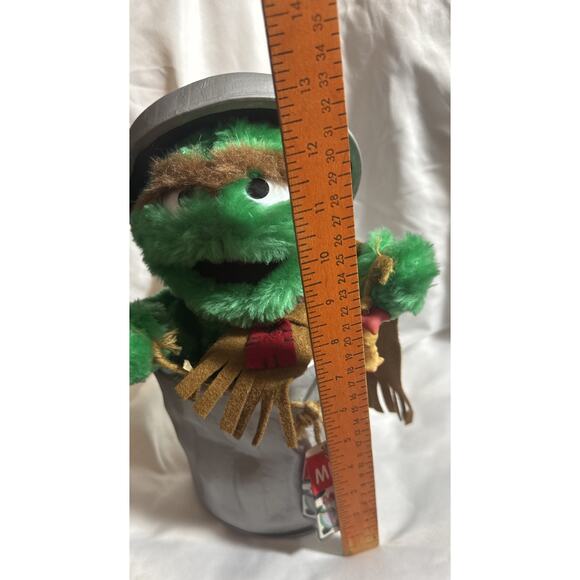 Sesame Street Oscar Telco 13’ Animated Christmas Display Only Non Working - Picture 4 of 9